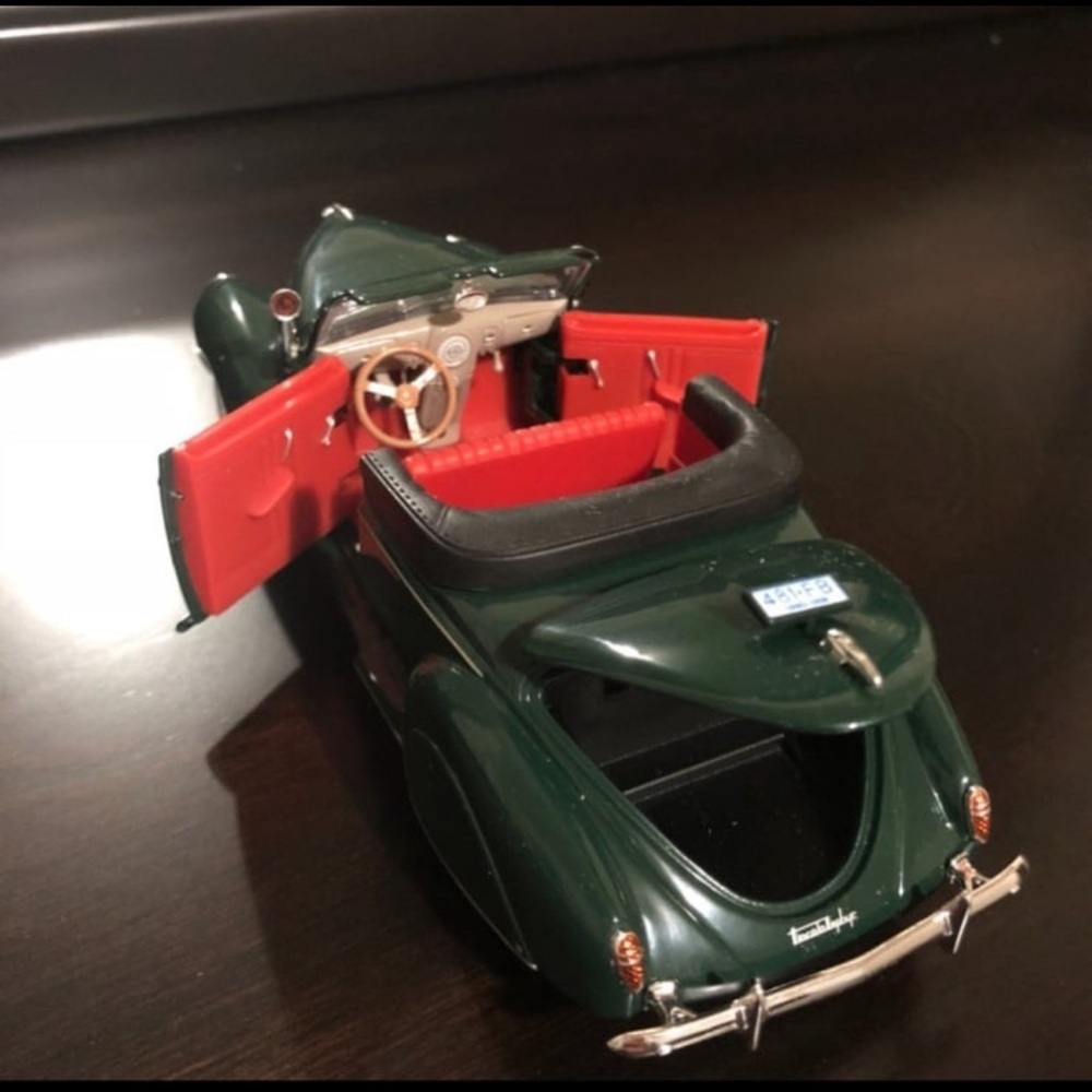 Vintage 1939 Lincoln Zephyr Convertible Diecast Car 1:32 Collectible - Picture 6 of 6